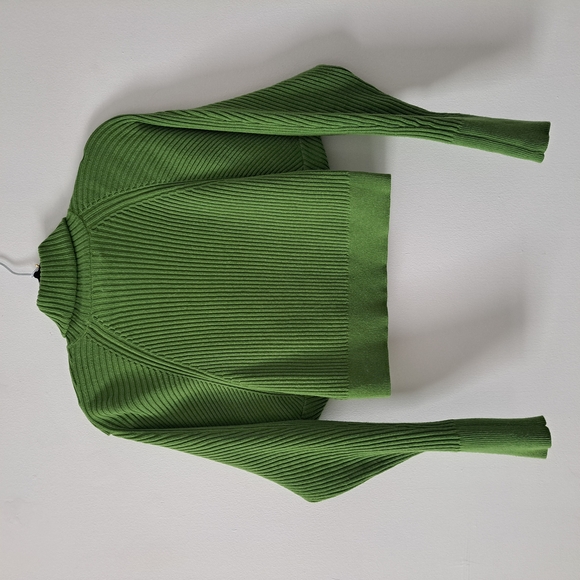 Chic Green Ribbed Knit Top - Picture 4 of 4